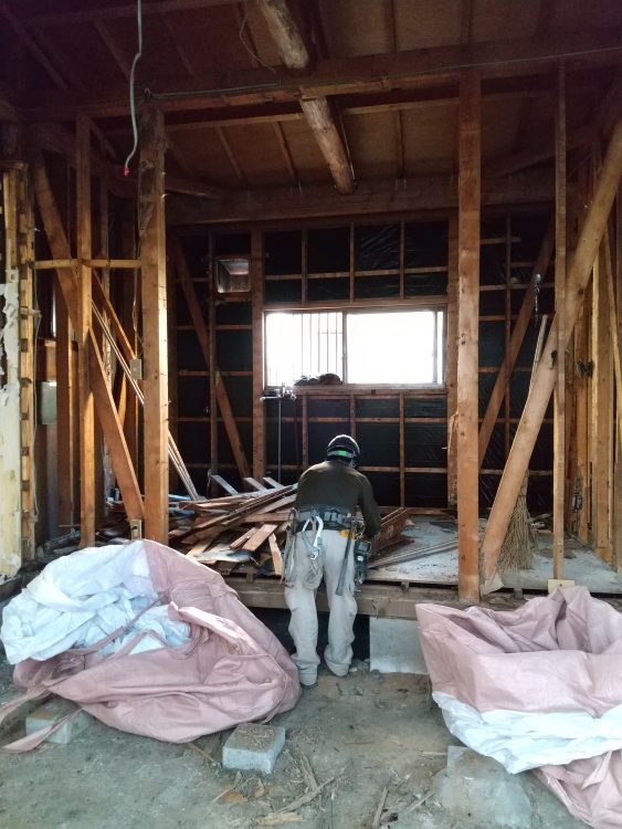 解体後の構造が見える状態（柱と梁が見える）