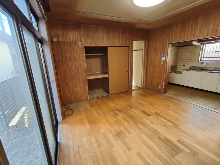 施工前のLDK（独立キッチンで空間が分断されていた）