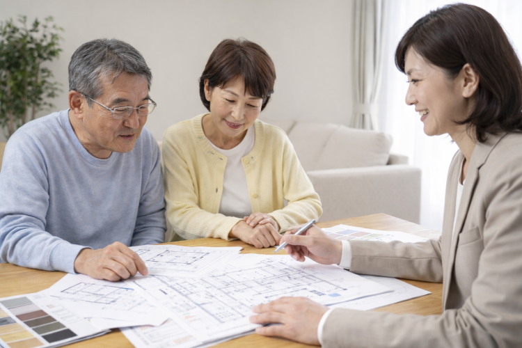 リフォームの打ち合わせで図面を見ながら相談している様子